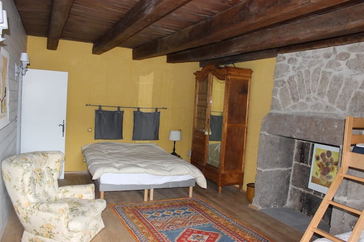 Žltá spálňa pozostáva z manželskej postele a poschodovej postele s 90*190 matracom v hornej časti a 140*190 matracom v dolnej časti.