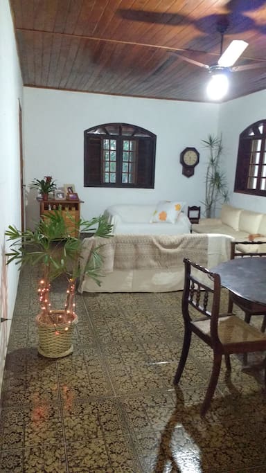 Sala de estar.Lugar amplo e muito arejado, podendo ser utilizado como dormitório, se necessário. Com varanda.