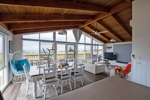 Stunning Oceanfront View, Pet Friendly, Firepalce