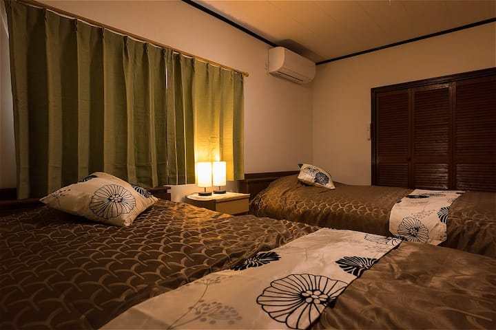 ベットルーム（梅）
所有床均为半双人床（宽：122厘米×长：210厘米），提供充足的空间，让您舒适休息。