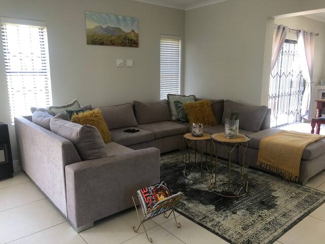 Feel@Home Holiday Villa – Bloubergstrand gallery image 3