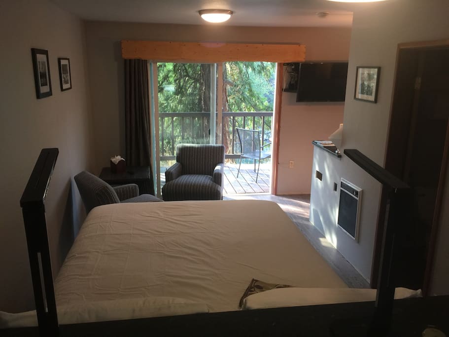 queen bed with view to the river