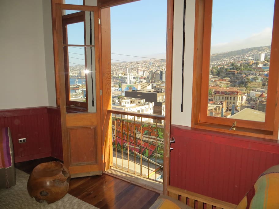 La vista del puerto desde la sala de estar
