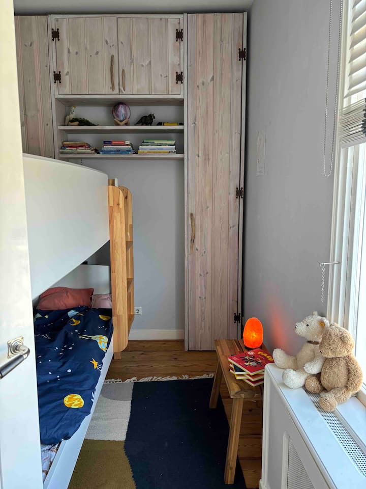 La habitación de los niños con litera