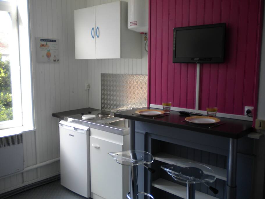 Kitchenette complète, TV TNT
Lit 2 personnes (matelas Bultex sur sommier à lattes).