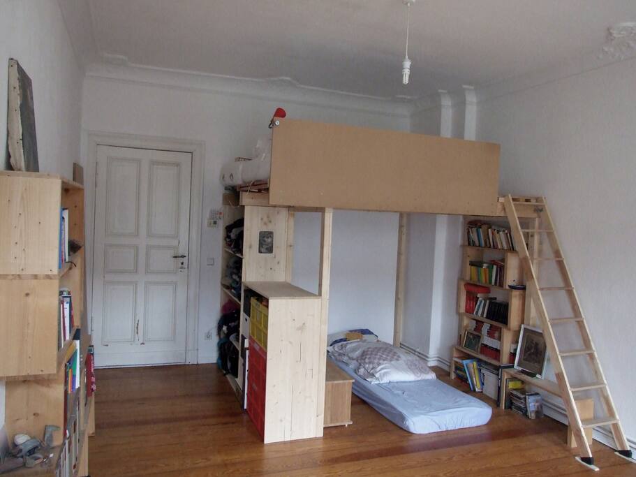 You see the bed? On the bottom? Imperialsize!