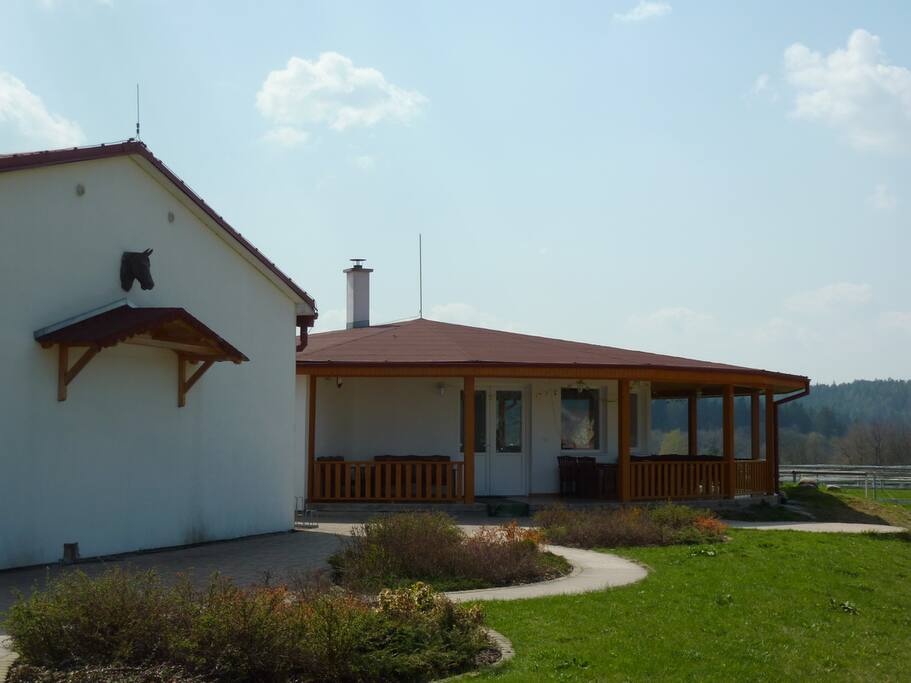 Farma Slunečný Dvůr - konírny a Bistro Slamák