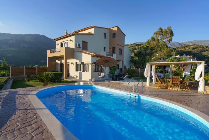 Villa w/Private Pool Walking distance to amenities gallery image 5