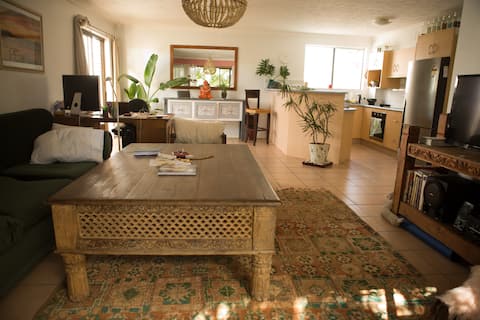 Bright and Spacious Boho Apartment - Pet friendly