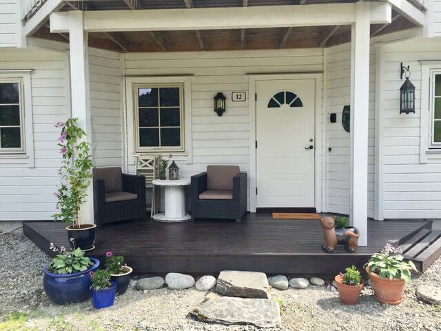 Cozy apt - idyllic, quiet location in Aurland