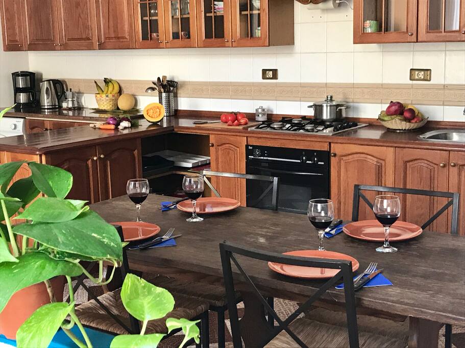 Cocina amplia y luminosa- Large and bright kitchen