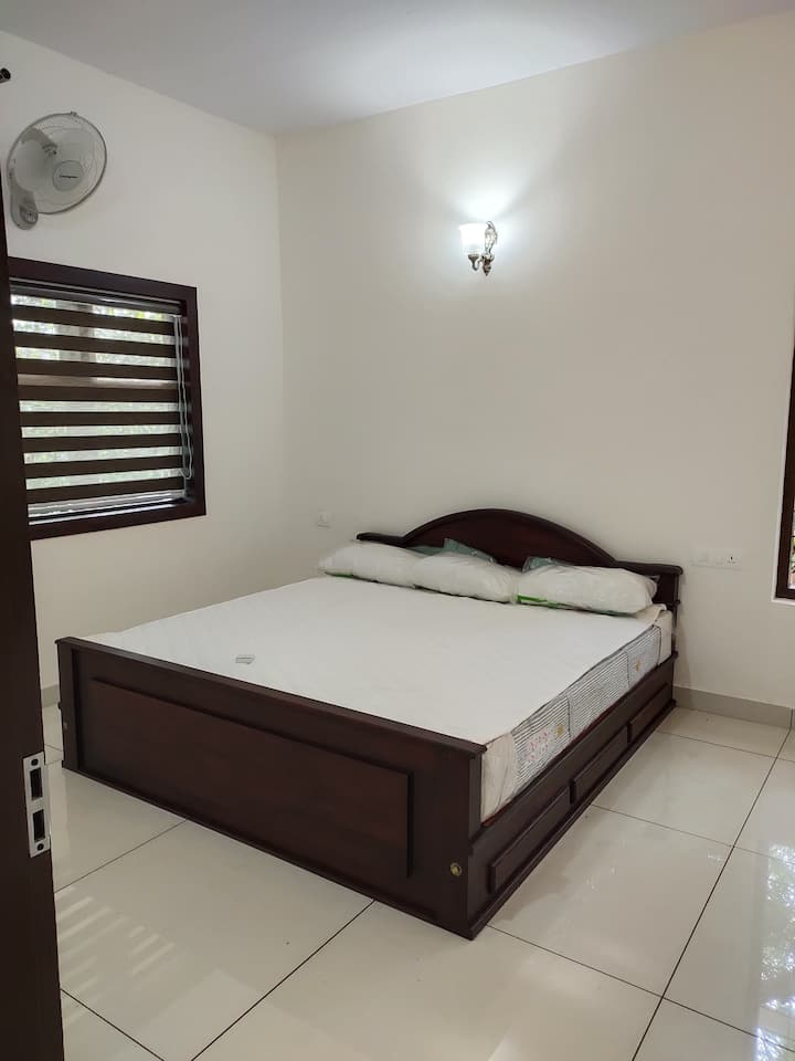 חדר שינה עם מיטת קווין סייז