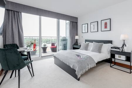 Luxury Chelsea Bridge Studio