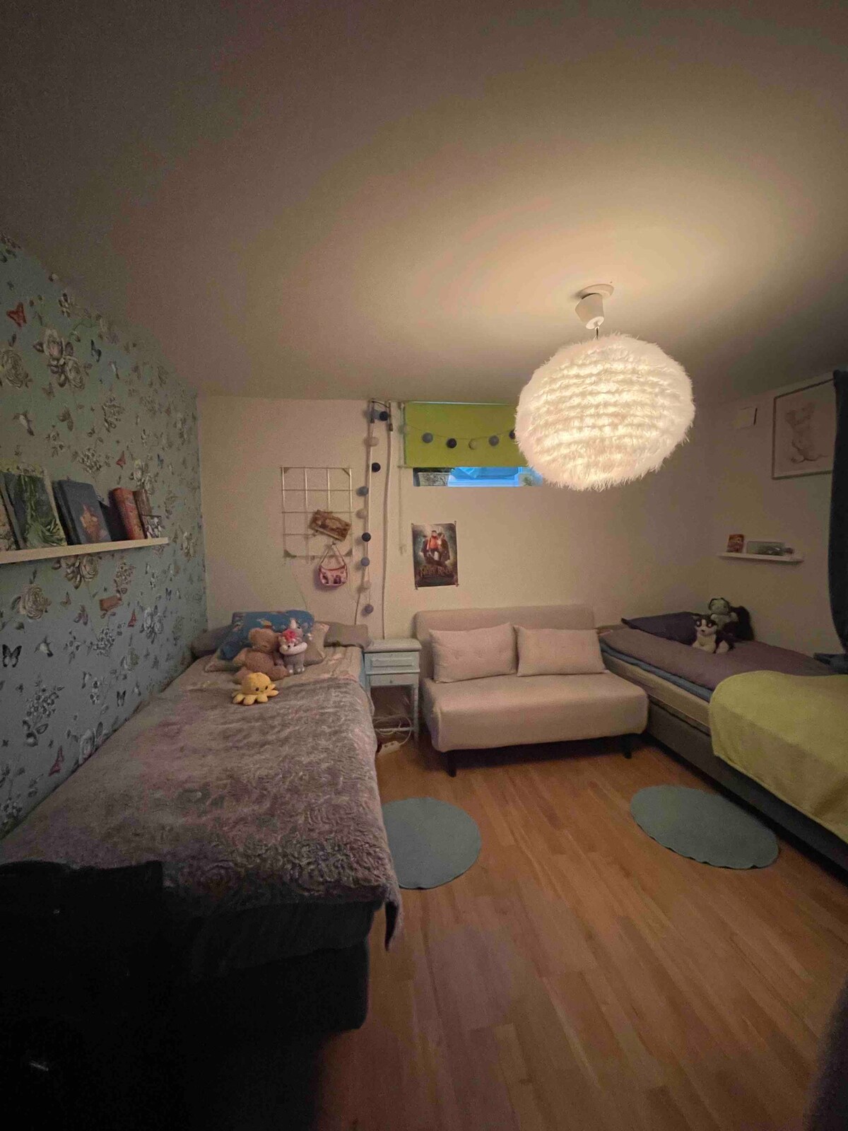 ห้องนอนพร้อมเตียง 2 หลังและโซฟาเบด 1 หลัง 