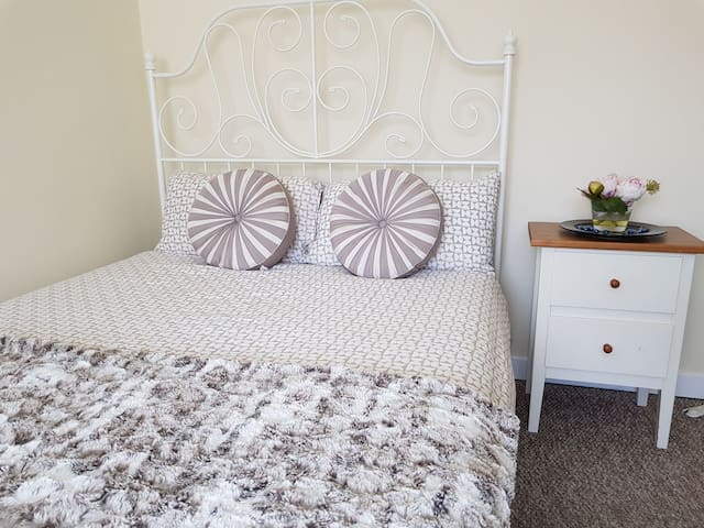 Double Room 5 min taxi ride to Luton Airport