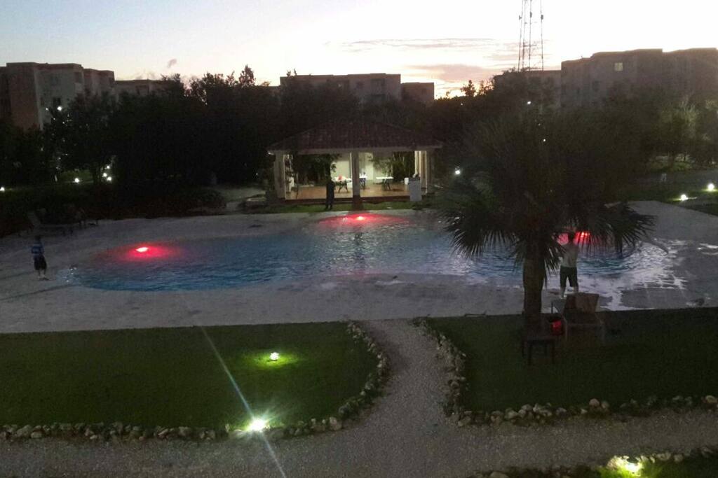 Area de piscina con juego de luces