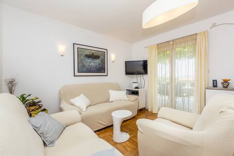 Top performing Airbnb: Apartment MARICA with pool in Skrbčići