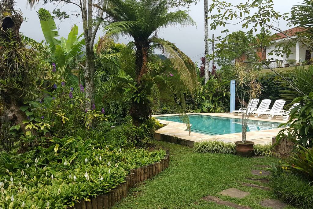 jardim e piscina.