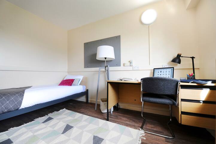 Basic Four-Bedroom Apartment in Salford gallery image 3