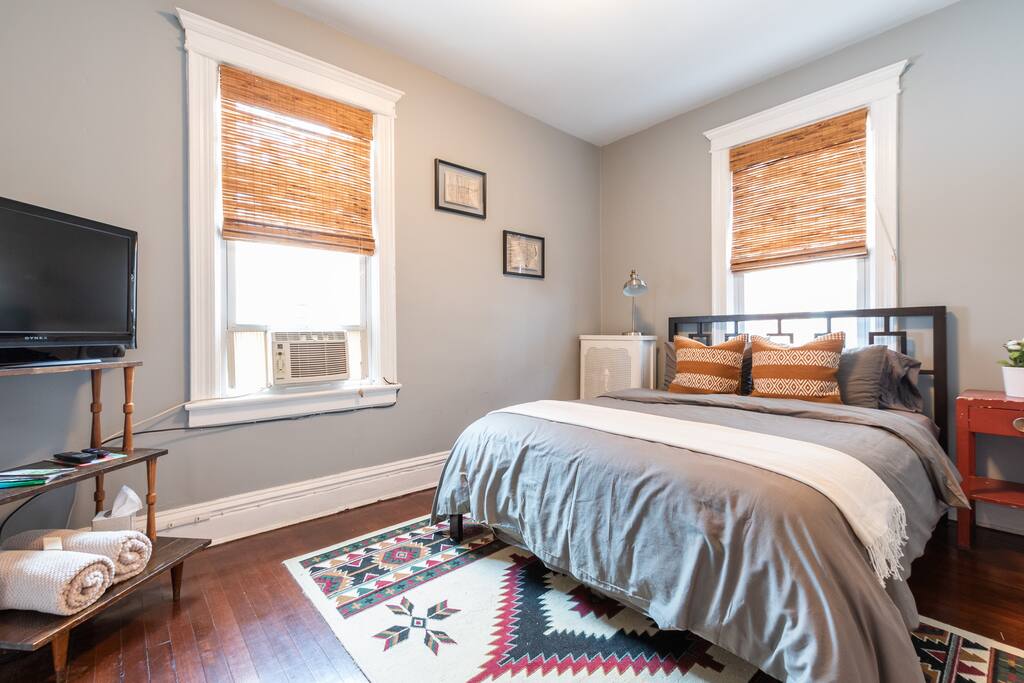 Spacious, sunny room equipped with everything you need for a comfortable stay.