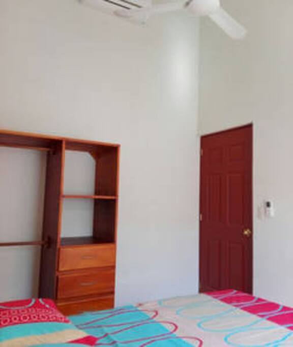 Recamara número 1 cuenta con una cama matrimonial, closet, aire acondicionado y ventilador de techo.