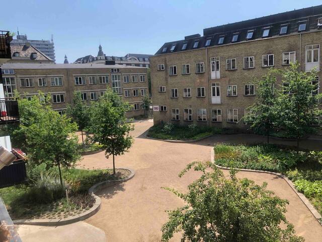 Spacious family-friendly 5-room on shopping street gallery image 5