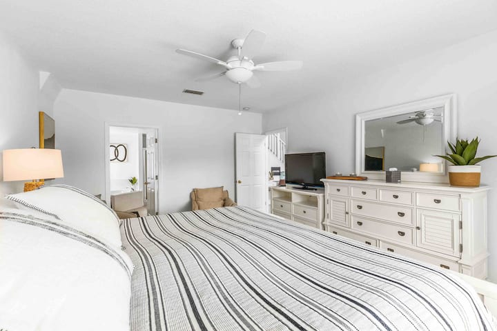 Спална соба 1 - главен апартман со простор за седење и телевизор - супер брачен кревет (широк 180 - 200 см)