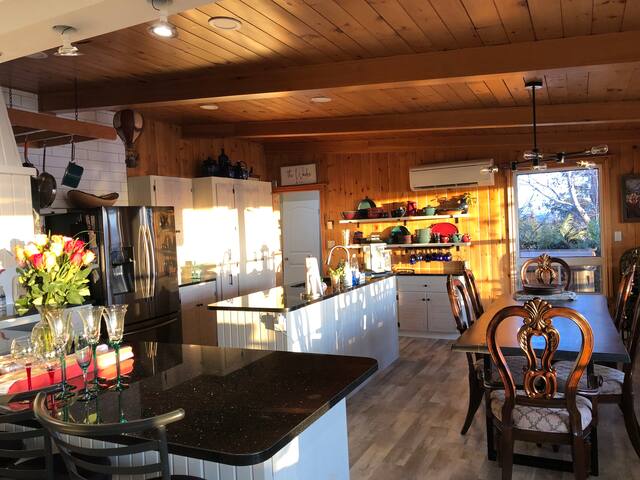 Million $ view, pool, hot tub, 12 min downtown! gallery image 5