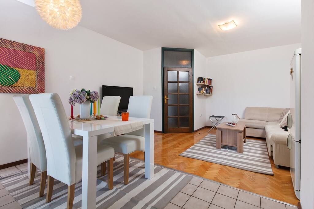 daily room with large convertible sofa