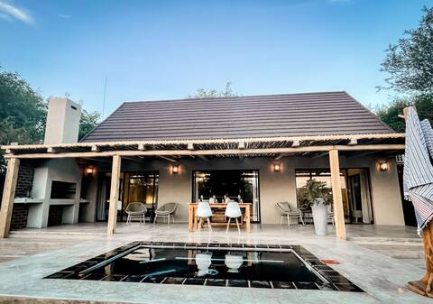 UmnDeni Africa Bush Villa with Private Pool
