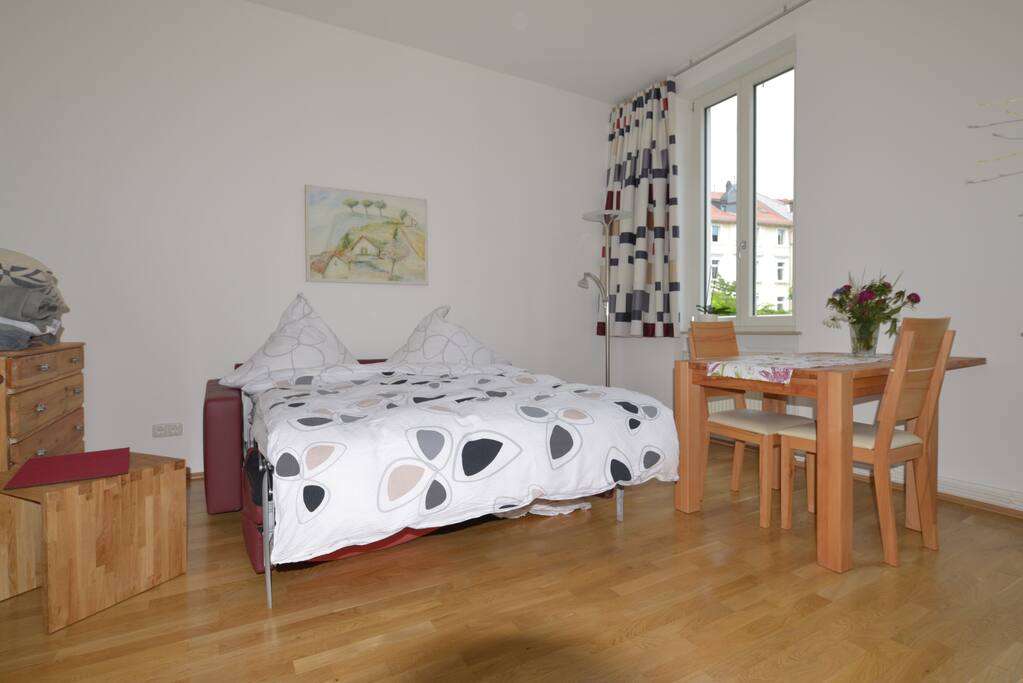 Großes Wohn- und Esszimmer mit hochwertigem Lederschlafsofa (ausgefahren) und großem TV