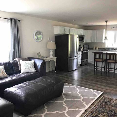 6 BR / 4 BA home in Narragansett Pier! gallery image 3