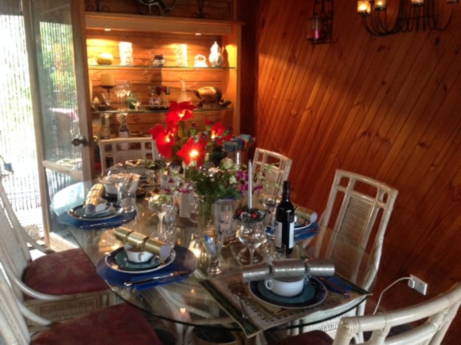 Dining in style with indoor setting for 6.