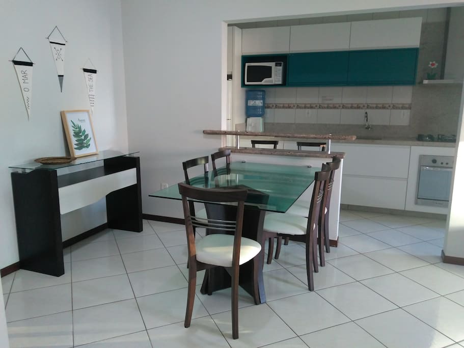 Sala integrada com a cozinha para aproveitar a companhia dos amigos.