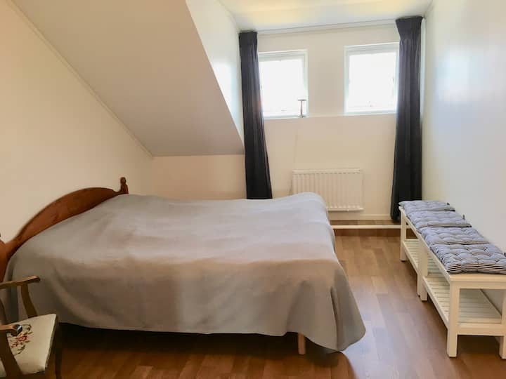 Dormitorio más grande (180 camas), arriba