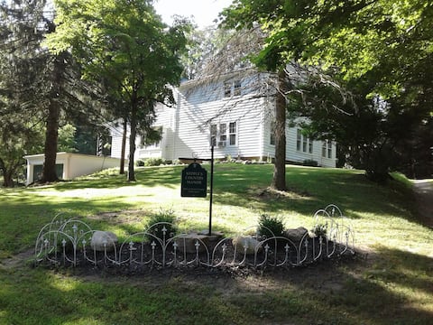 CHARMING 1800S FARM HOUSE