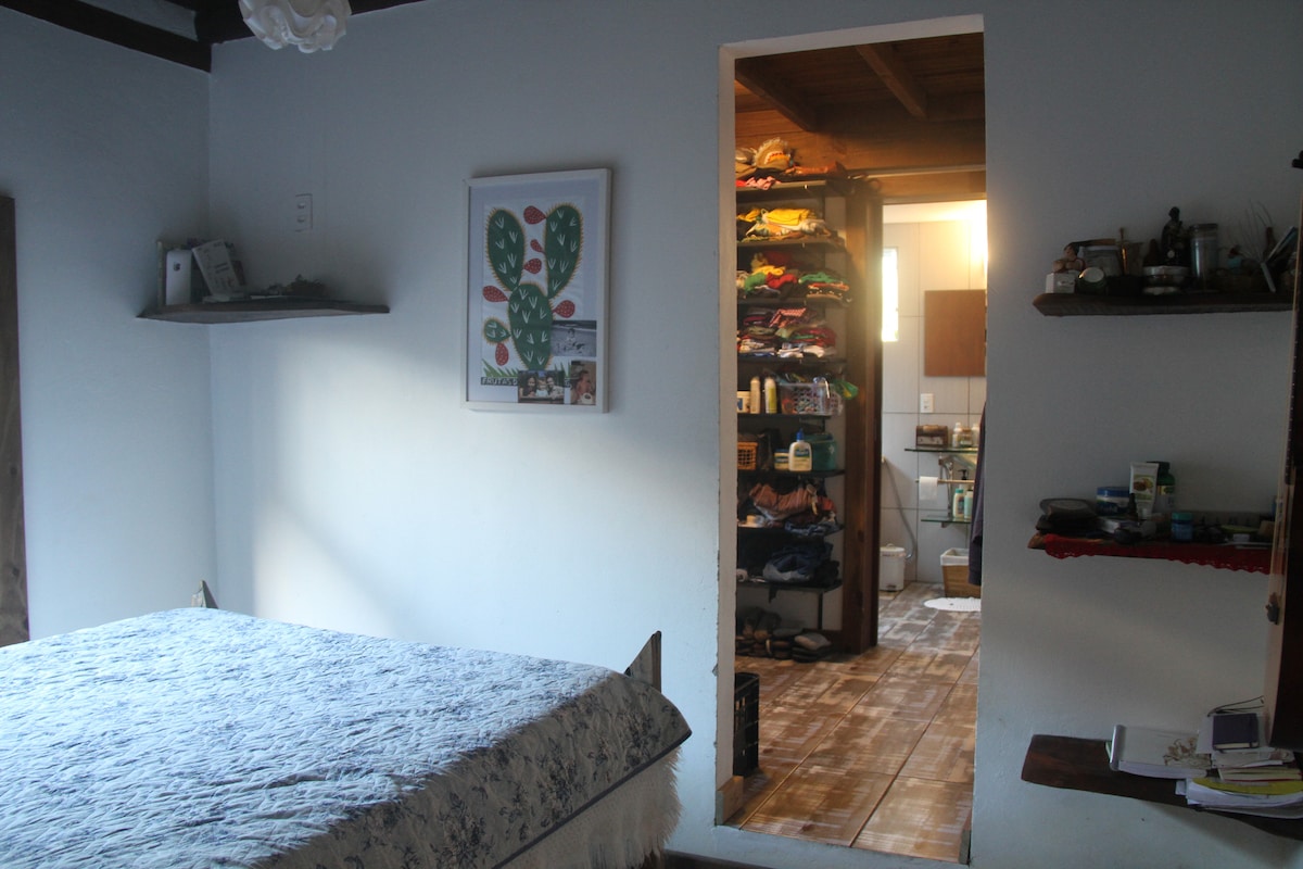 ห้องสวีทพร้อมพื้นที่ตู้เสื้อผ้าและเตียงคู่