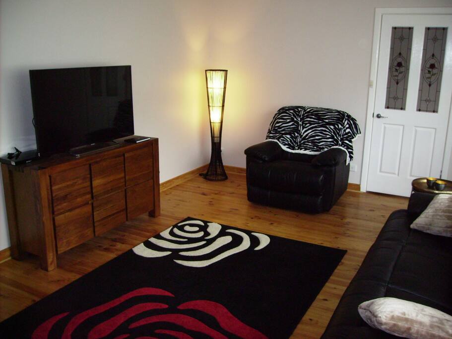 Smart TV,4 powered recliners, wood fire