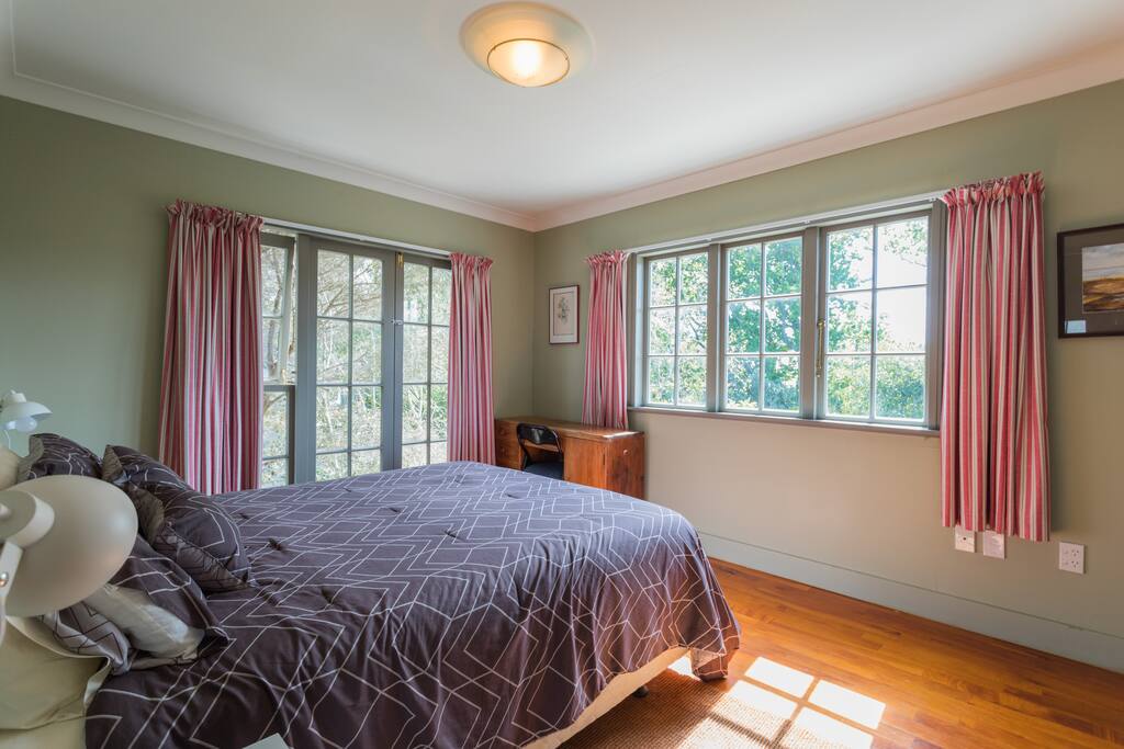 Bedroom 1 - queen bed