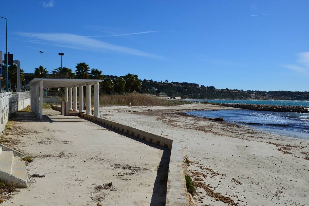 Partie de la plage privée exclusivement réservée aux residents