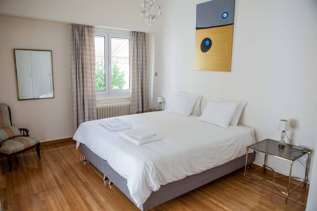Master bedroom with king size bed that can be set up as two singles