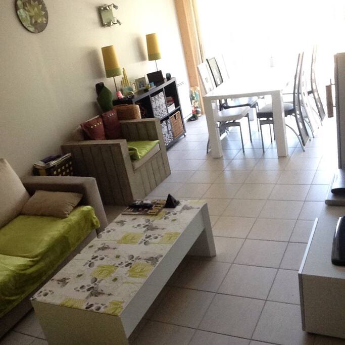 Salon, salle à manger avec TV