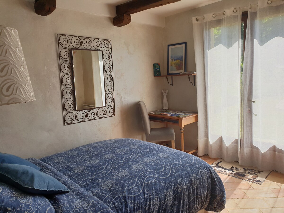 เตียงคู่ตู้เสื้อผ้าขนาดใหญ่สำหรับเก็บข้าวของของคุณเข้าถึงสระว่ายน้ำได้โดยตรง!