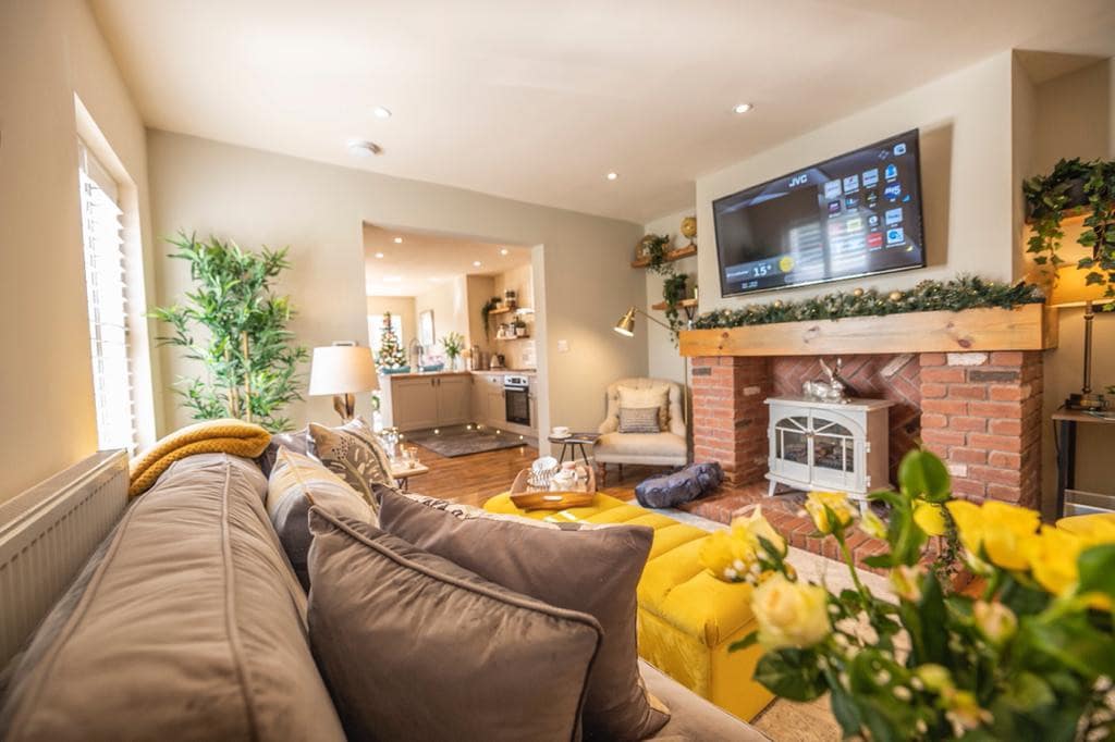 Top performing Airbnb: Stunning Views, Hot Tub, 5 minutes to Chester in Cheshire West And Chester