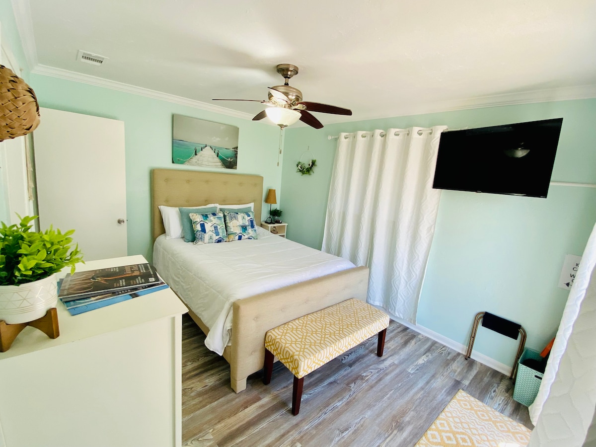 Chumba cha kulala cha Mwalimu kinajumuisha kitanda cha ukubwa wa Malkia na mfariji wa kifahari, bafu nusu, kabati la nguo, benchi, televisheni, saa ya kengele, na vitabu vichache vya kusoma. 