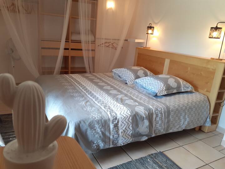 Yataq otağı 1-ci mərtəbə çarpayı 180/200