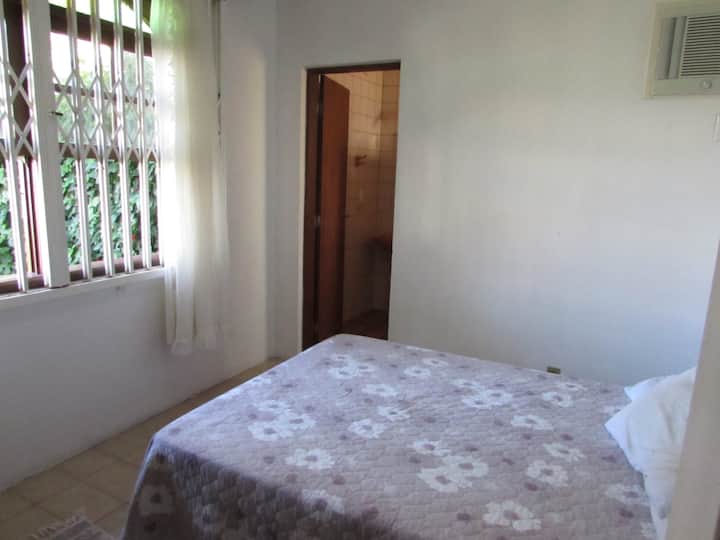 Chumba kidogo cha kulala chenye kiyoyozi