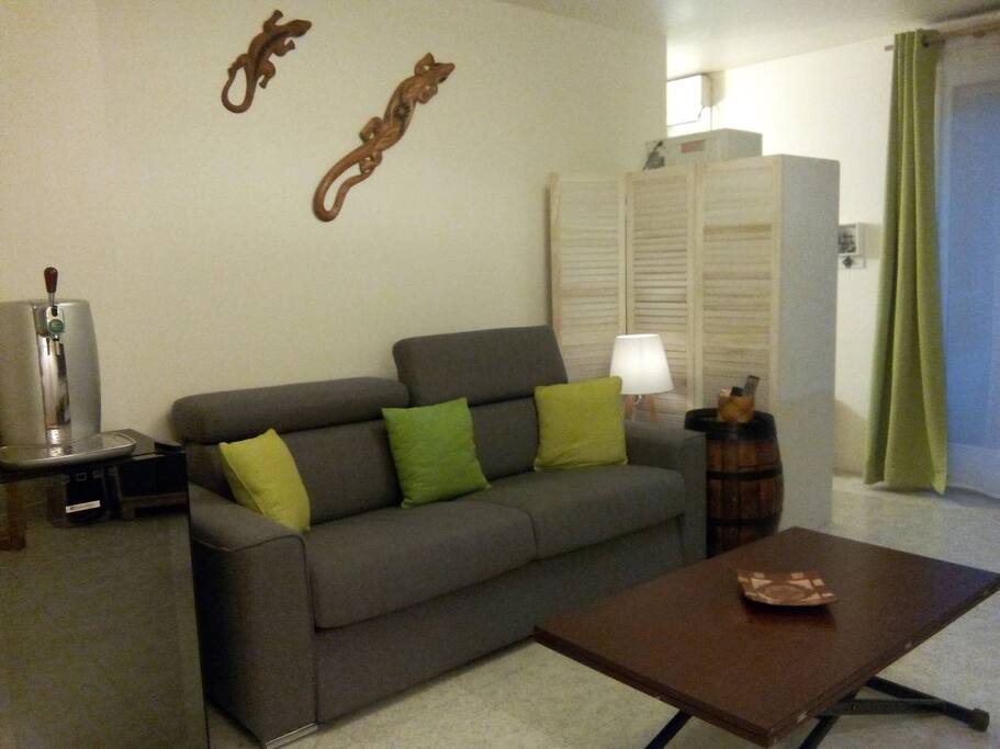 canapé 3 places qui fait lit (bon matelas)