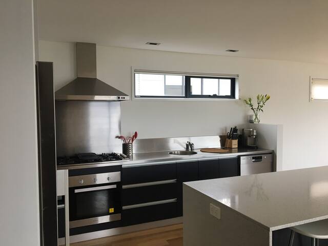 Modern executive house, stunning views over Hobart gallery image 5