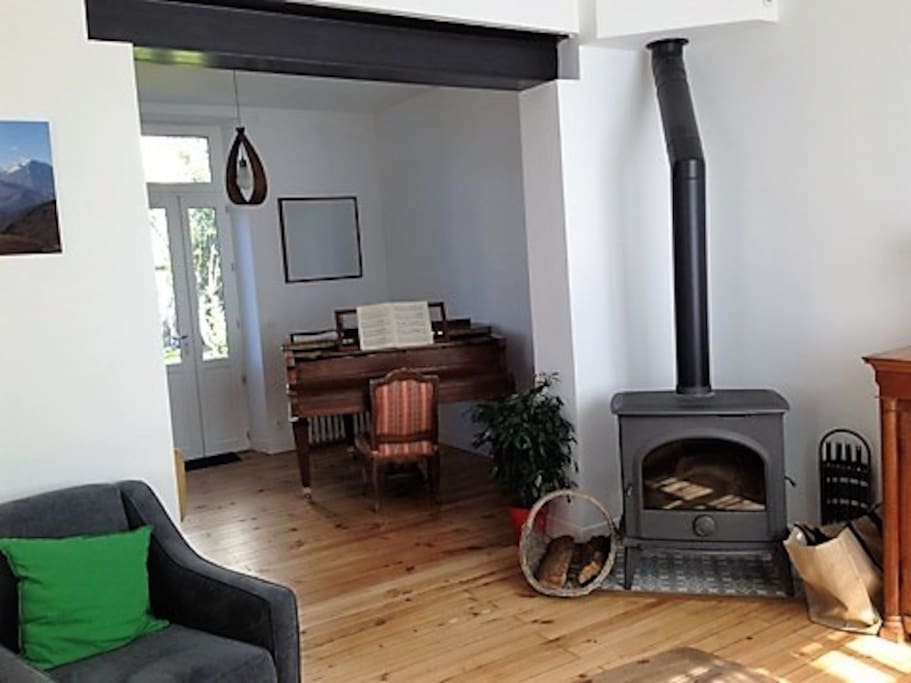 le salon côté piano et jardin